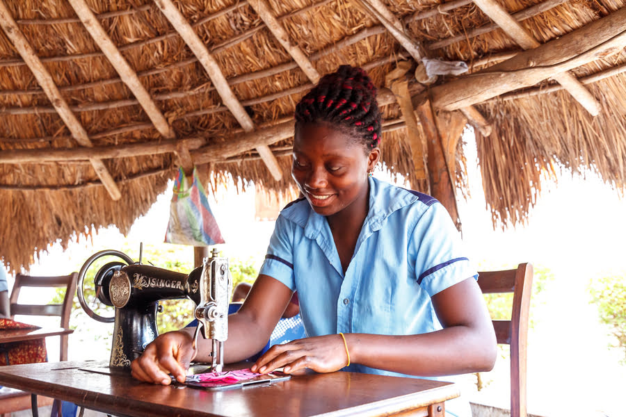 Femme qui fait de la couture au Togo